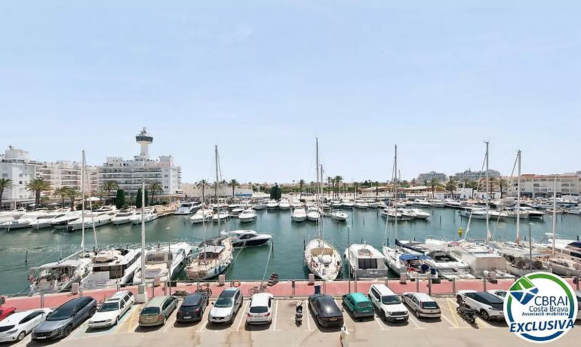 PORT GREC NAUTICA Appartement avec cabine à rénover, offrant une vue sur le canal principal d'Empuriabrava