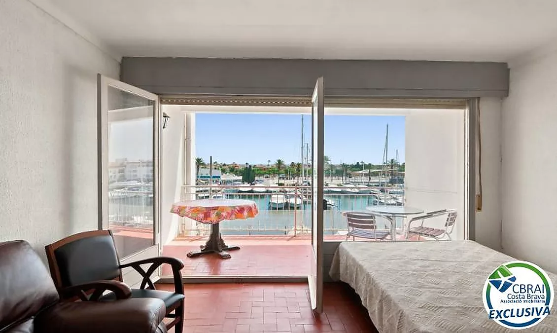 PORT GREC NAUTICA Appartement avec cabine à rénover, offrant une vue sur le canal principal d'Empuriabrava