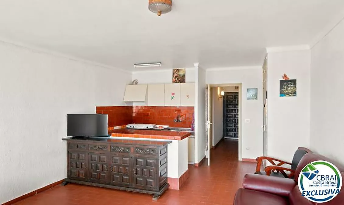 PORT GREC NAUTICA Appartement avec cabine à rénover, offrant une vue sur le canal principal d'Empuriabrava