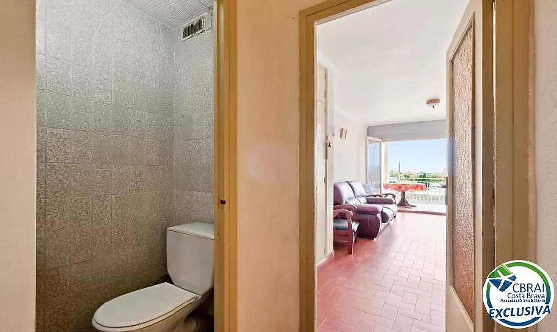 PORT GREC NAUTICA Appartement avec cabine à rénover, offrant une vue sur le canal principal d'Empuriabrava