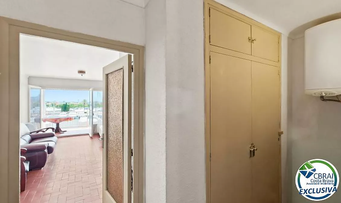 PORT GREC NAUTICA Appartement avec cabine à rénover, offrant une vue sur le canal principal d'Empuriabrava
