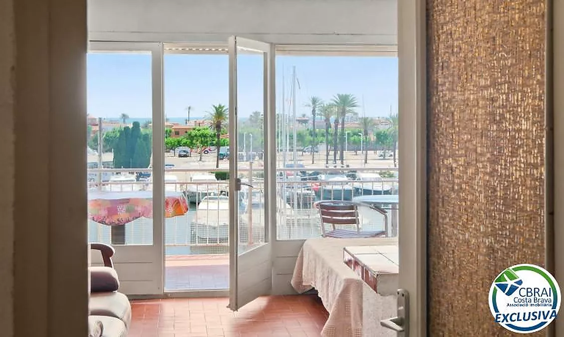 PORT GREC NAUTICA Appartement avec cabine à rénover, offrant une vue sur le canal principal d'Empuriabrava