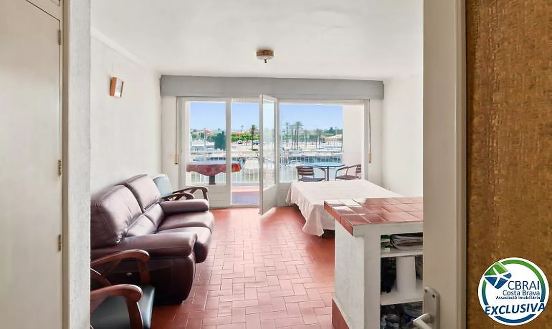 PORT GREC NAUTICA Appartement avec cabine à rénover, offrant une vue sur le canal principal d'Empuriabrava