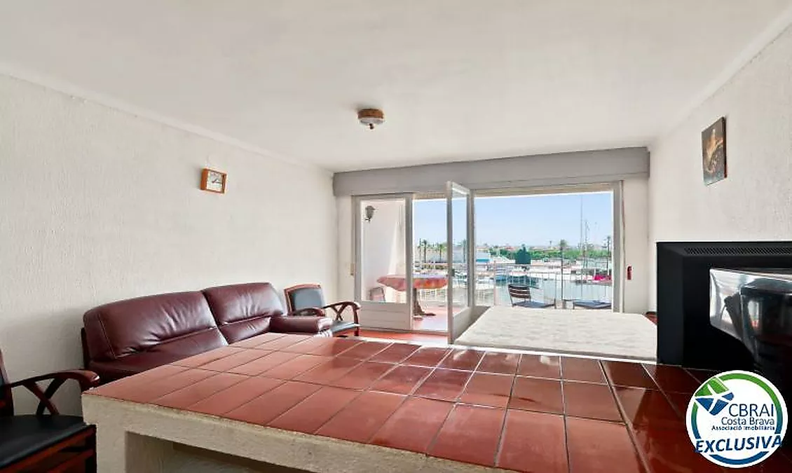 PORT GREC NAUTICA Appartement avec cabine à rénover, offrant une vue sur le canal principal d'Empuriabrava