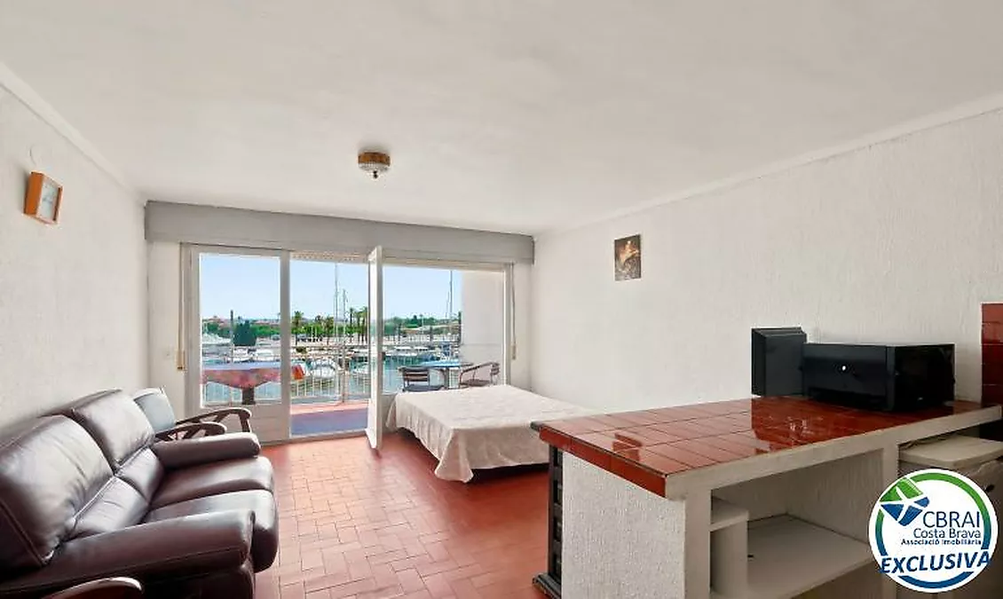 PORT GREC NAUTICA Appartement avec cabine à rénover, offrant une vue sur le canal principal d'Empuriabrava