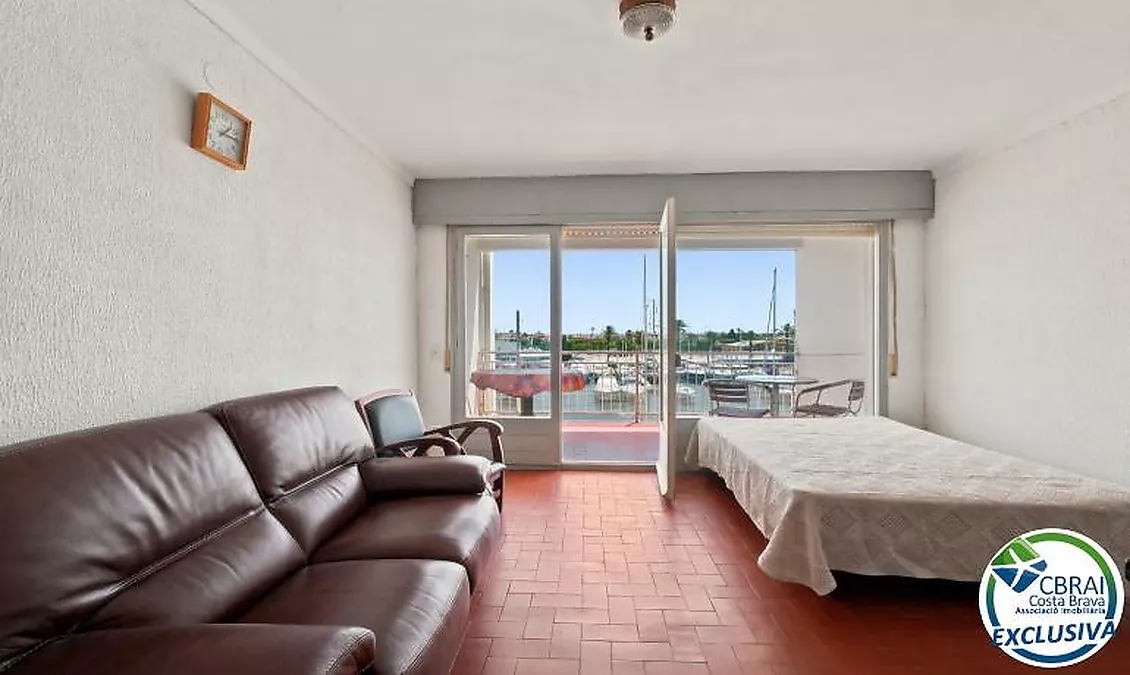 PORT GREC NAUTICA Appartement avec cabine à rénover, offrant une vue sur le canal principal d'Empuriabrava