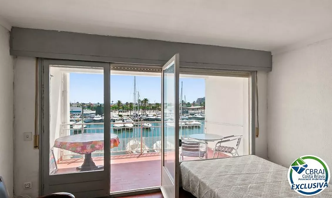 PORT GREC NAUTICA Appartement avec cabine à rénover, offrant une vue sur le canal principal d'Empuriabrava