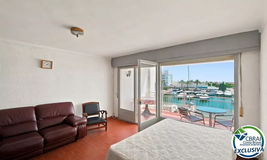 PORT GREC NAUTICA Appartement avec cabine à rénover, offrant une vue sur le canal principal d'Empuriabrava