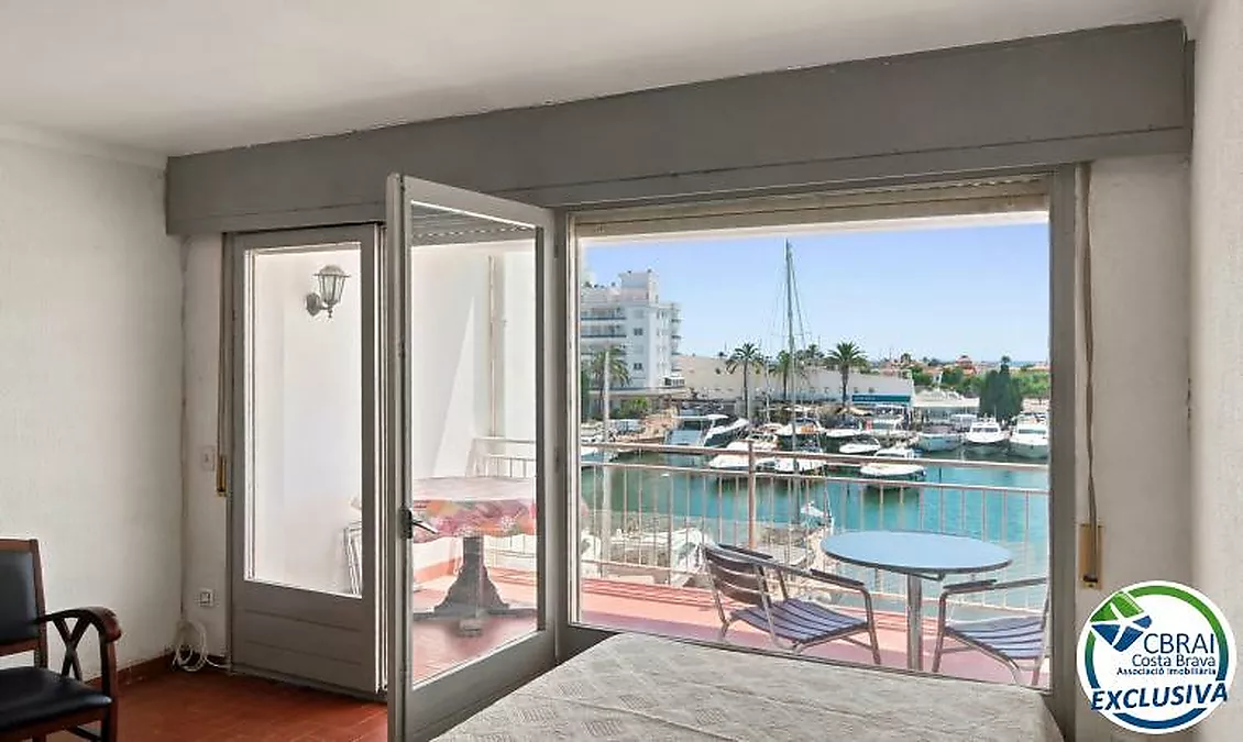 PORT GREC NAUTICA Appartement avec cabine à rénover, offrant une vue sur le canal principal d'Empuriabrava