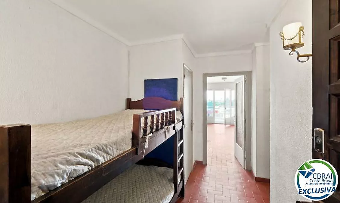 PORT GREC NAUTICA Appartement avec cabine à rénover, offrant une vue sur le canal principal d'Empuriabrava