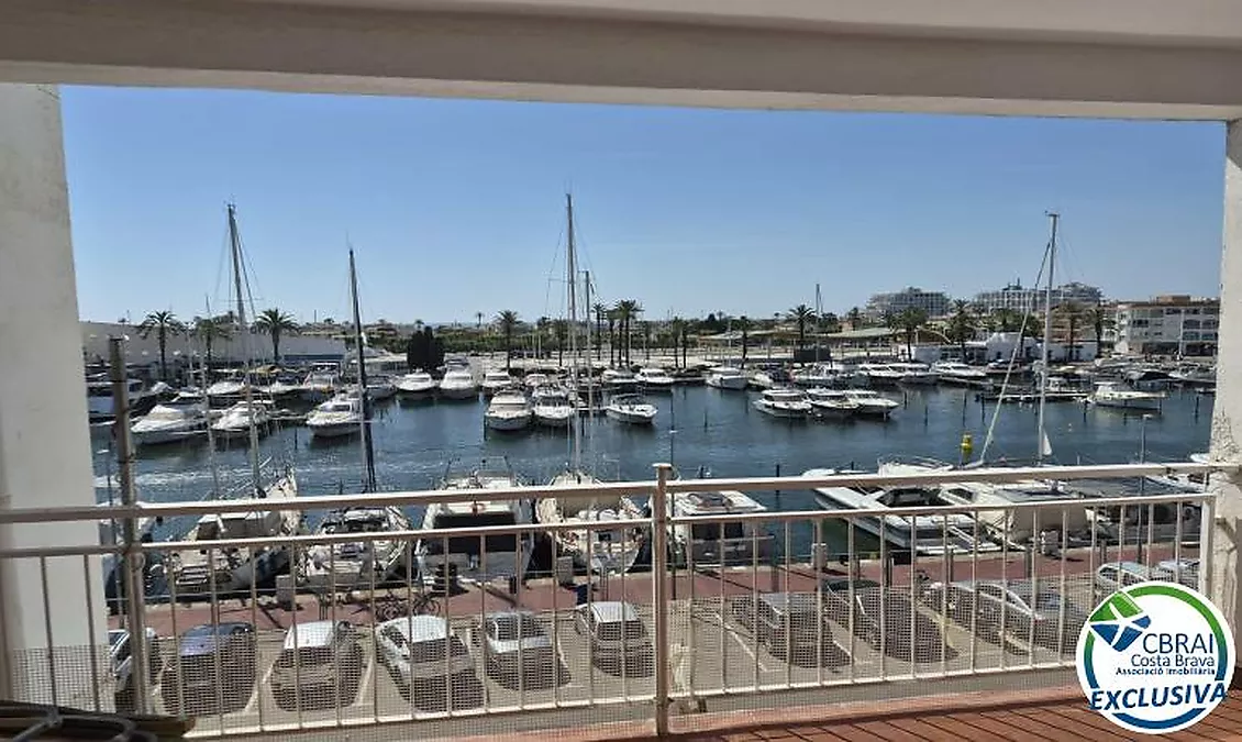 PORT GREC NAUTICA Appartement avec cabine à rénover, offrant une vue sur le canal principal d'Empuriabrava