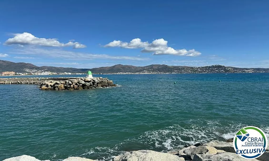 PORT GREC NAUTICA Appartement avec cabine à rénover, offrant une vue sur le canal principal d'Empuriabrava