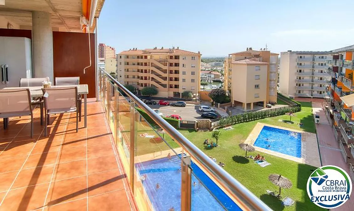 Bright top-floor apartment with terrace, swimming pools, parking and storage room in Santa Margarida