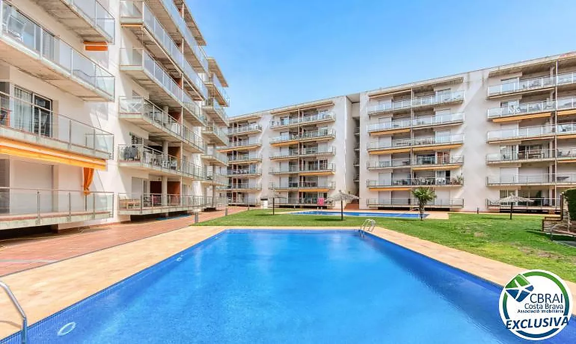 Bright top-floor apartment with terrace, swimming pools, parking and storage room in Santa Margarida
