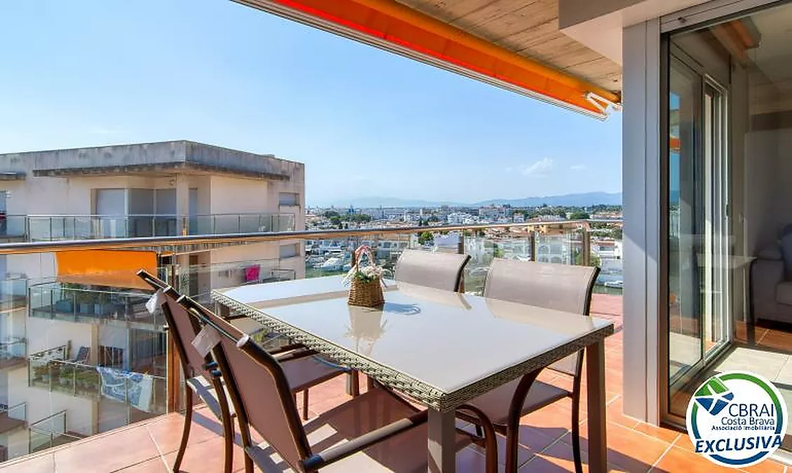 Bright top-floor apartment with terrace, swimming pools, parking and storage room in Santa Margarida