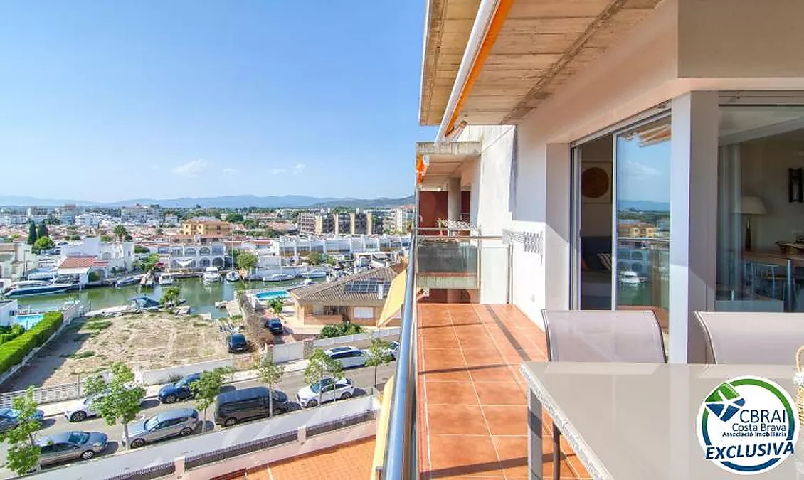 Bright top-floor apartment with terrace, swimming pools, parking and storage room in Santa Margarida