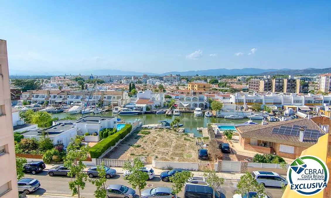 Bright top-floor apartment with terrace, swimming pools, parking and storage room in Santa Margarida