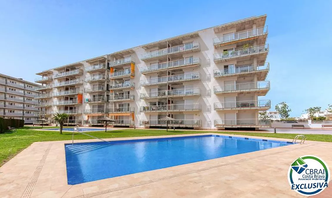 Bright top-floor apartment with terrace, swimming pools, parking and storage room in Santa Margarida
