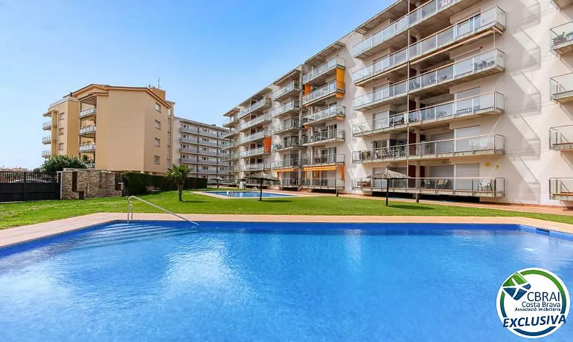 Bright top-floor apartment with terrace, swimming pools, parking and storage room in Santa Margarida