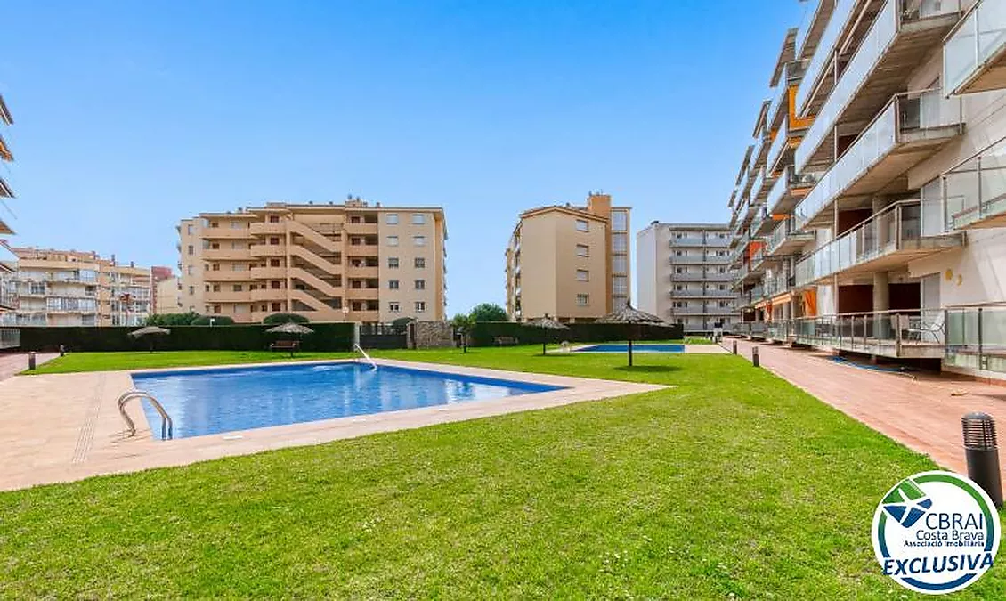 Bright top-floor apartment with terrace, swimming pools, parking and storage room in Santa Margarida