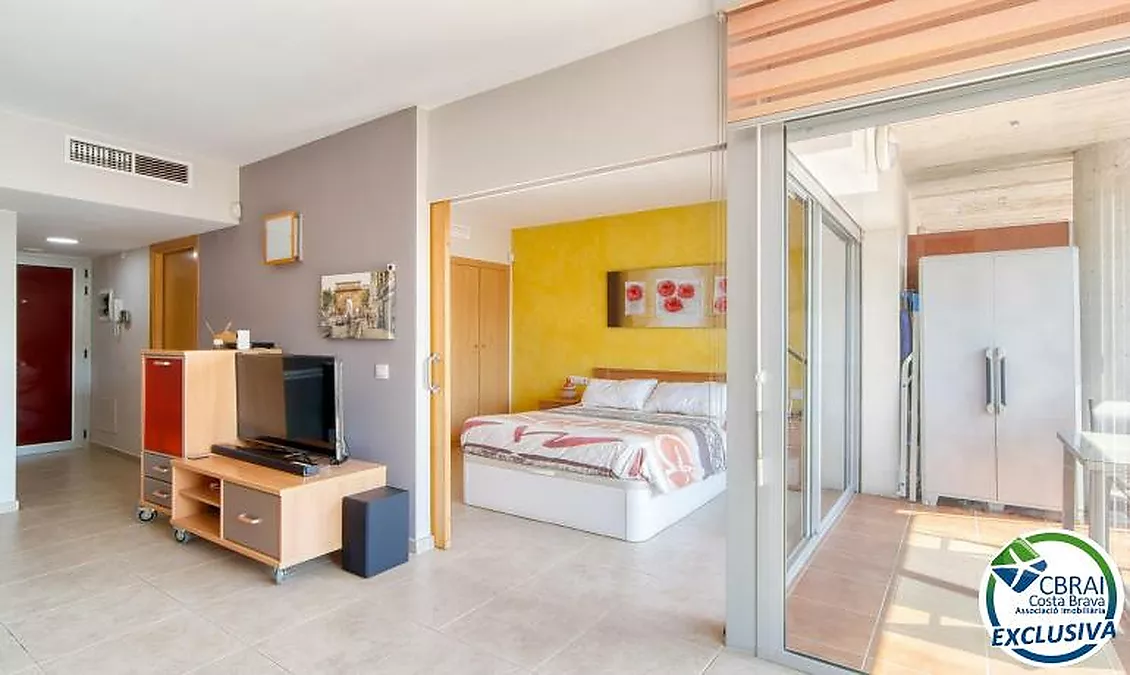 Bright top-floor apartment with terrace, swimming pools, parking and storage room in Santa Margarida