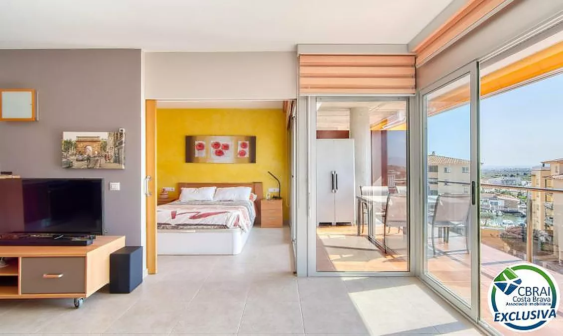 Bright top-floor apartment with terrace, swimming pools, parking and storage room in Santa Margarida