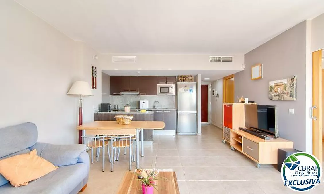 Bright top-floor apartment with terrace, swimming pools, parking and storage room in Santa Margarida
