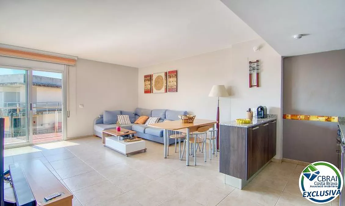 Bright top-floor apartment with terrace, swimming pools, parking and storage room in Santa Margarida
