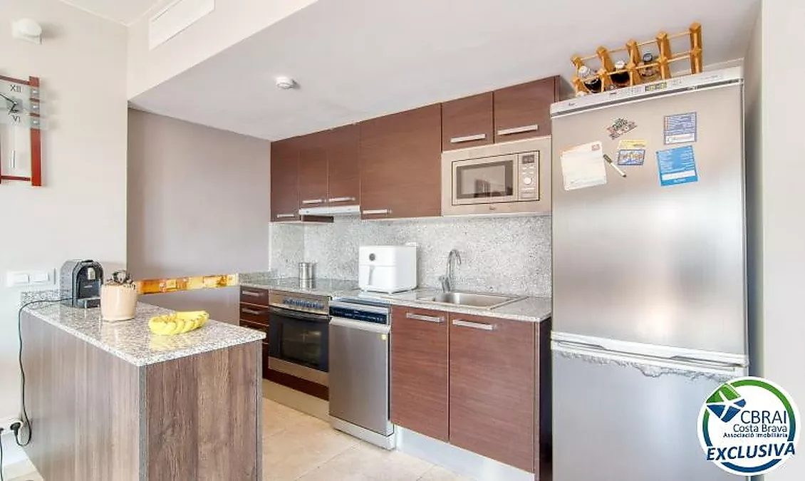 Bright top-floor apartment with terrace, swimming pools, parking and storage room in Santa Margarida