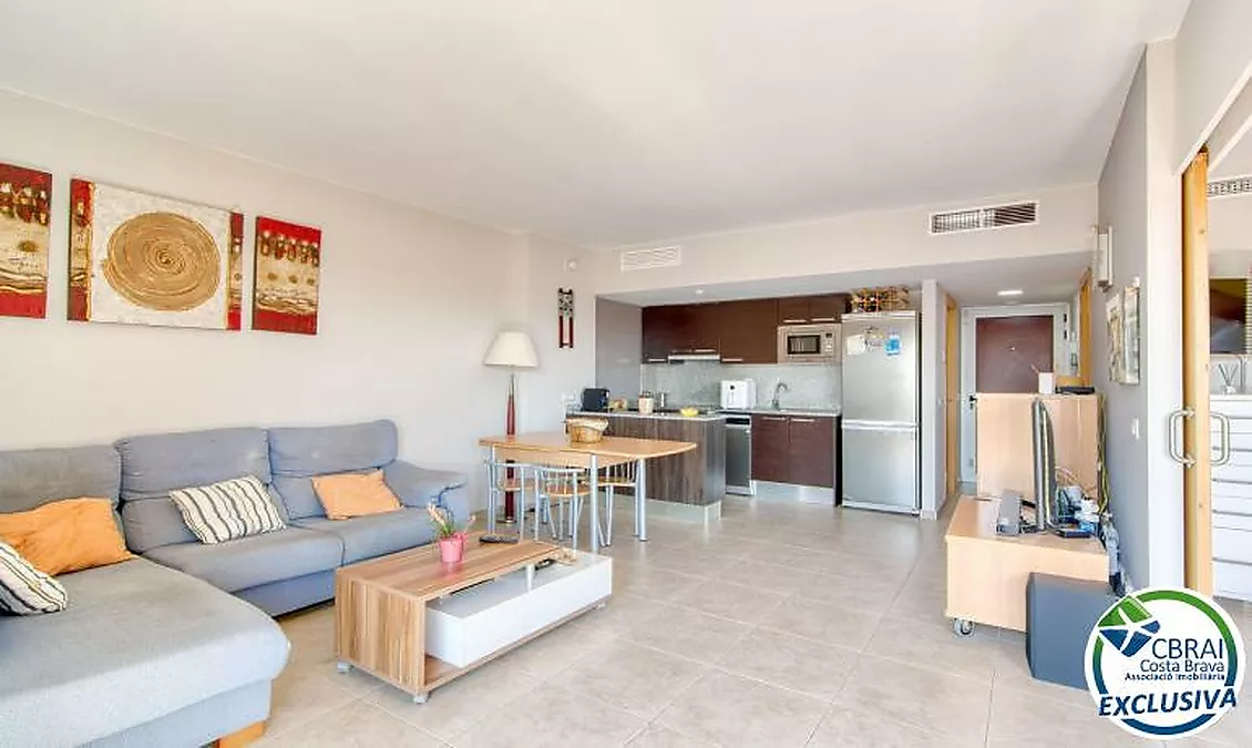 Bright top-floor apartment with terrace, swimming pools, parking and storage room in Santa Margarida