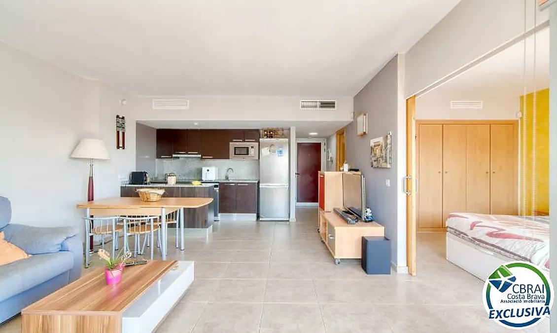 Bright top-floor apartment with terrace, swimming pools, parking and storage room in Santa Margarida