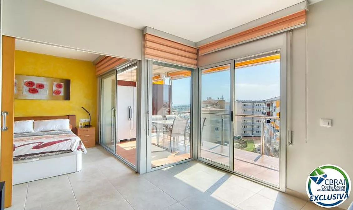 Bright top-floor apartment with terrace, swimming pools, parking and storage room in Santa Margarida