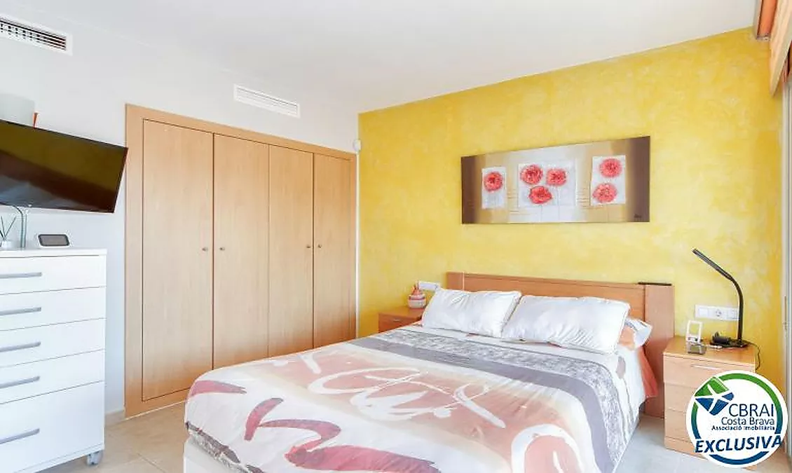 Bright top-floor apartment with terrace, swimming pools, parking and storage room in Santa Margarida