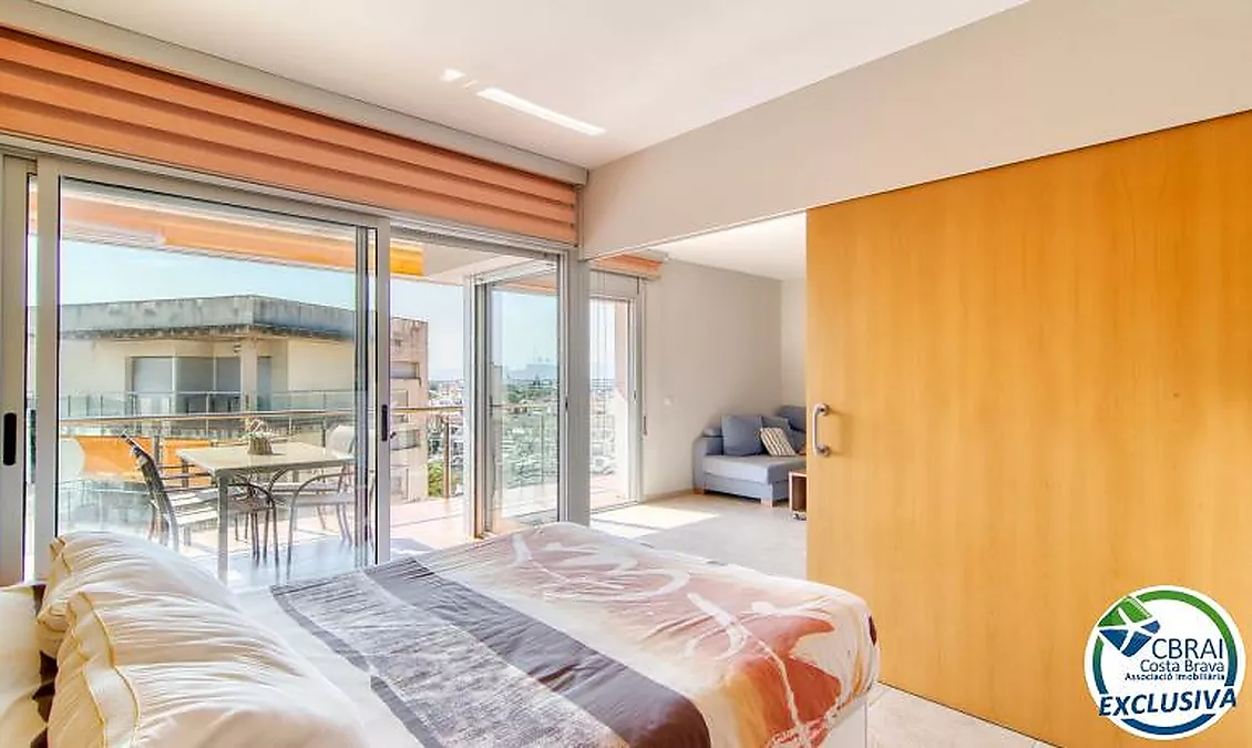 Bright top-floor apartment with terrace, swimming pools, parking and storage room in Santa Margarida