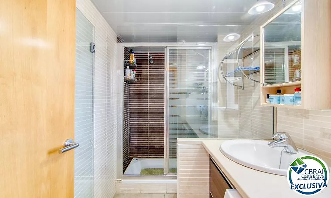 Bright top-floor apartment with terrace, swimming pools, parking and storage room in Santa Margarida