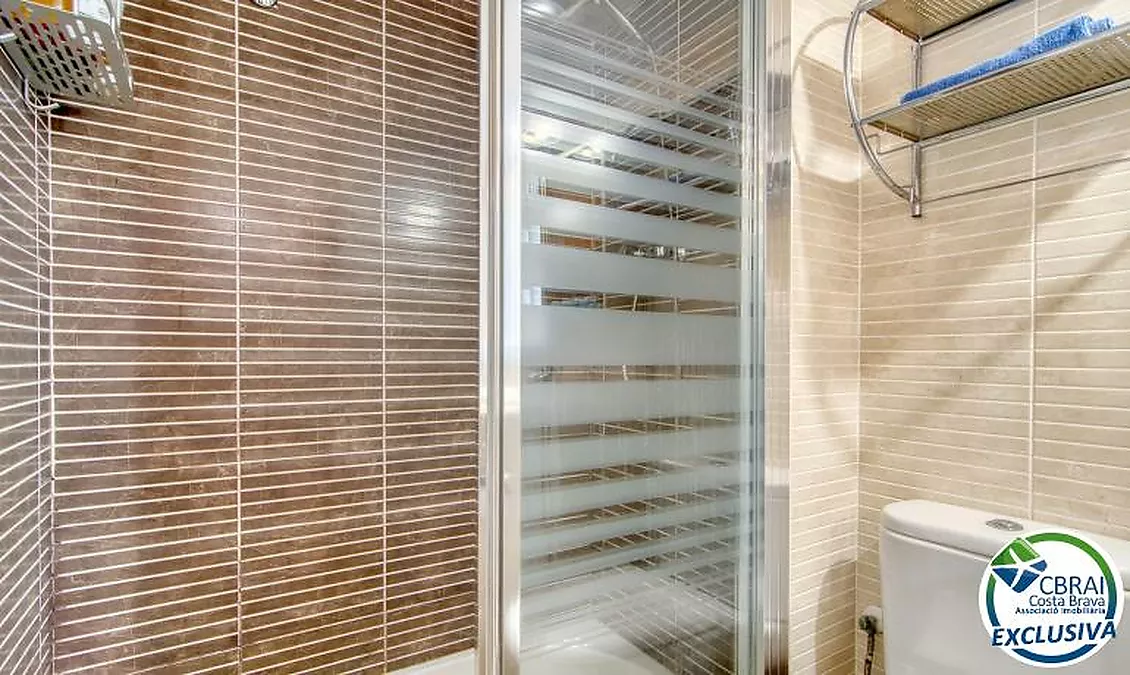 Bright top-floor apartment with terrace, swimming pools, parking and storage room in Santa Margarida