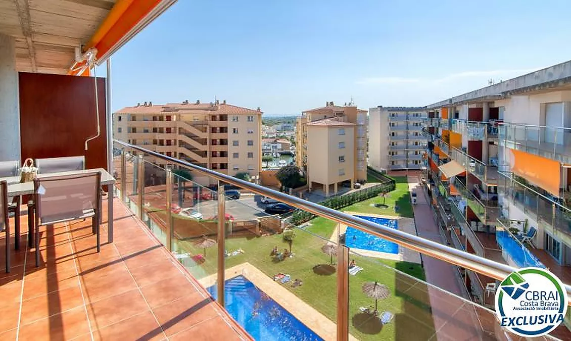 Bright top-floor apartment with terrace, swimming pools, parking and storage room in Santa Margarida