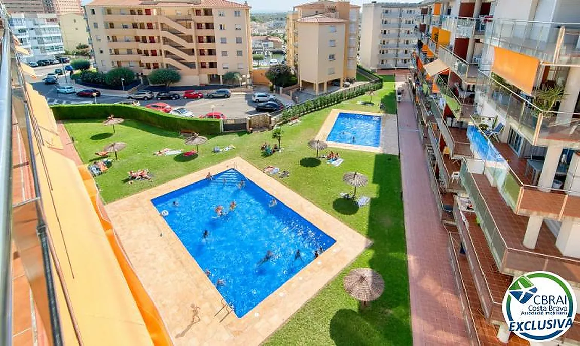 Bright top-floor apartment with terrace, swimming pools, parking and storage room in Santa Margarida