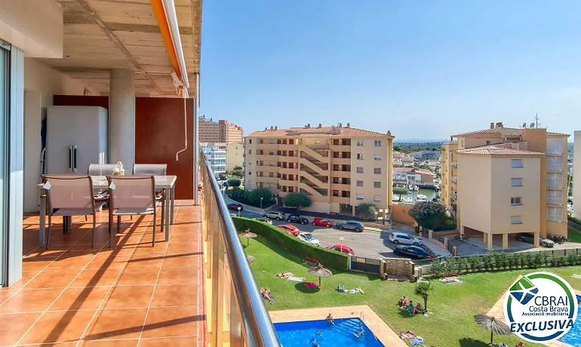 Bright top-floor apartment with terrace, swimming pools, parking and storage room in Santa Margarida
