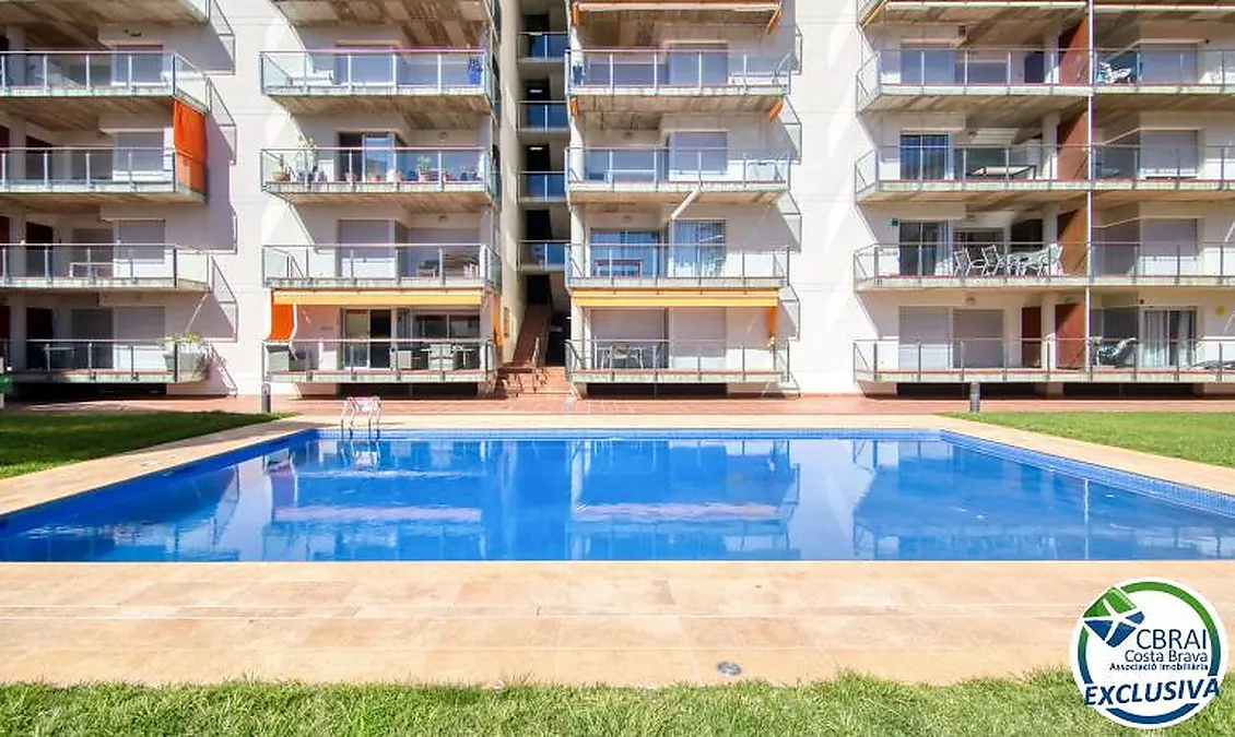 Bright top-floor apartment with terrace, swimming pools, parking and storage room in Santa Margarida
