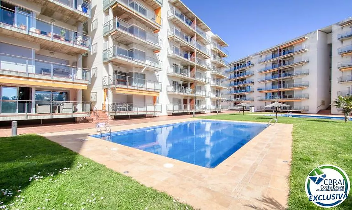 Bright top-floor apartment with terrace, swimming pools, parking and storage room in Santa Margarida