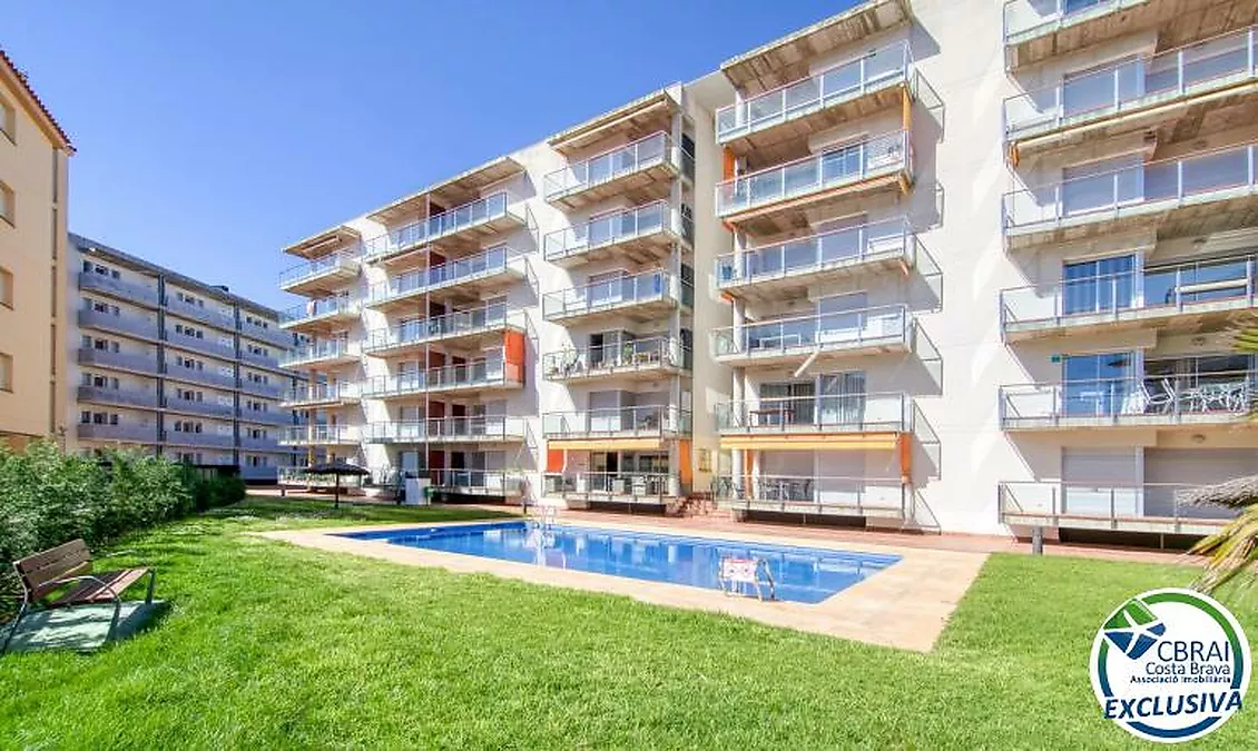 Bright top-floor apartment with terrace, swimming pools, parking and storage room in Santa Margarida