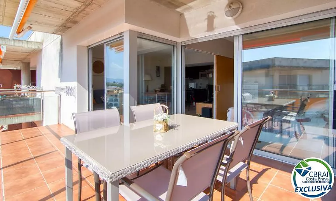 Bright top-floor apartment with terrace, swimming pools, parking and storage room in Santa Margarida