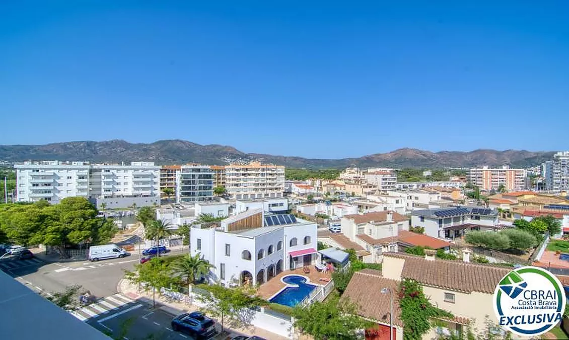 Bright top-floor apartment with terrace, swimming pools, parking and storage room in Santa Margarida