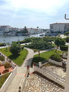 Apartament agradable al costat del llac San Maurici, amb boniques vistes al canal, piscina i jardins comunitaris.