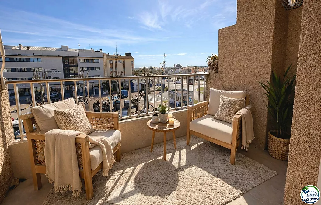 Bright Apartment in the Heart of Empuriabrava