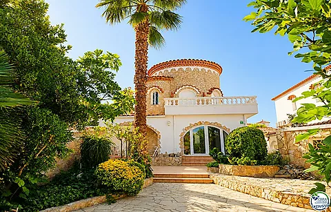 Villa de caractère, terrain de 500 m² et amarrage privé à Empuriabrava