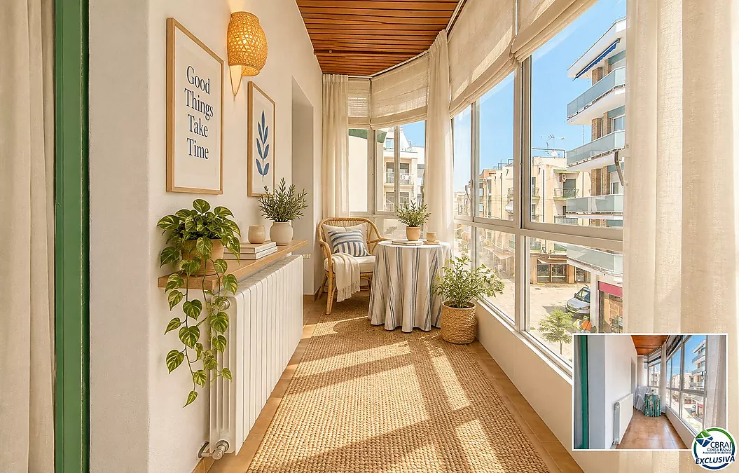 Apartment with Large Private Terrace and Building Extension Rights in the Historic Centre of Roses