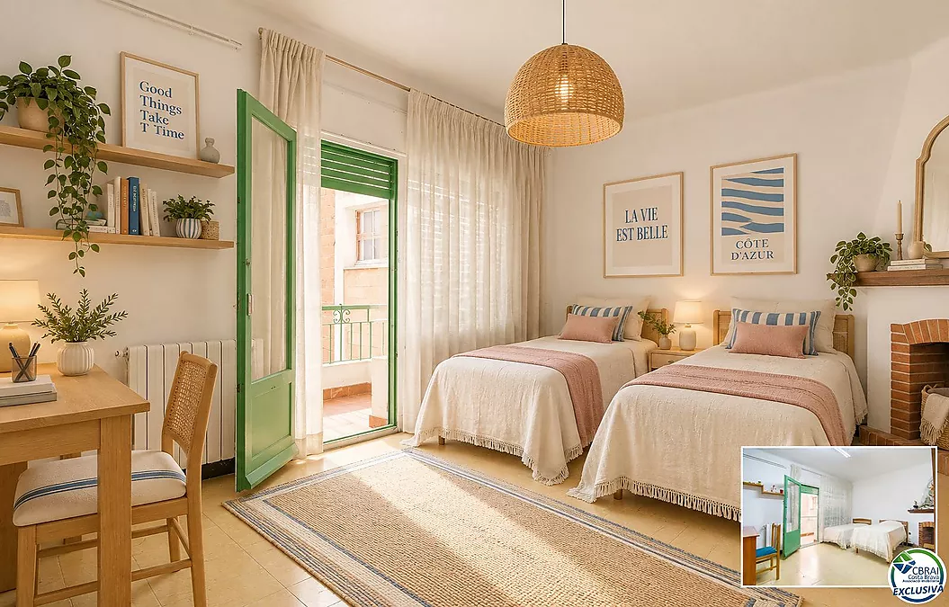 Apartment with Large Private Terrace and Building Extension Rights in the Historic Centre of Roses