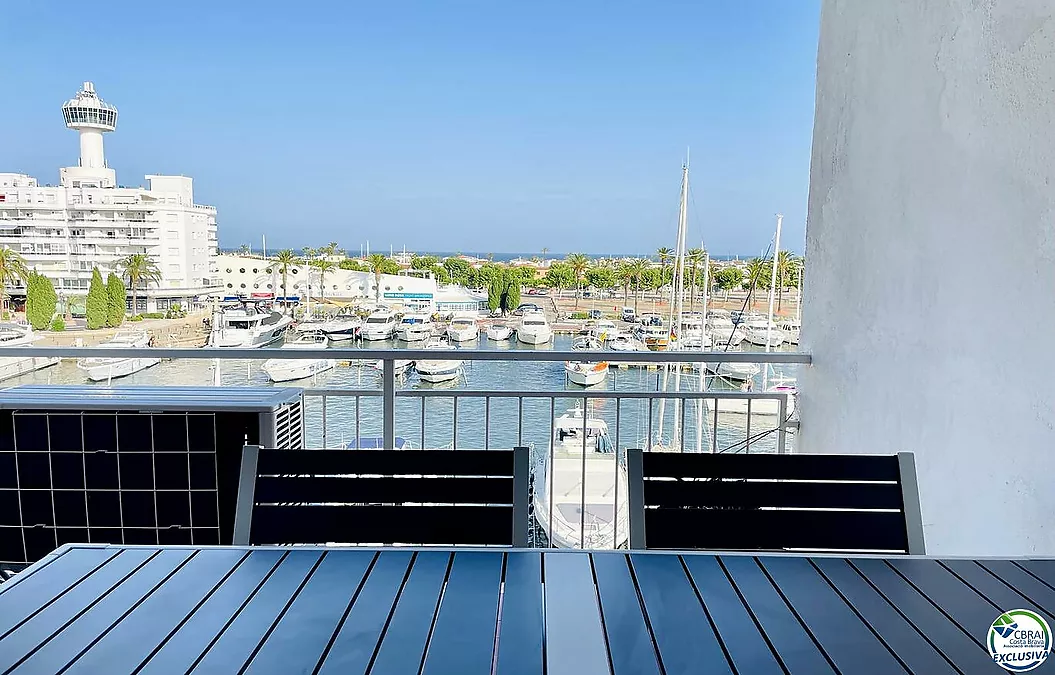 Apartamento totalmente renovado con terraza y espectaculares vistas al canal y al mar, en una de las zonas más buscadas de Empuriabrava